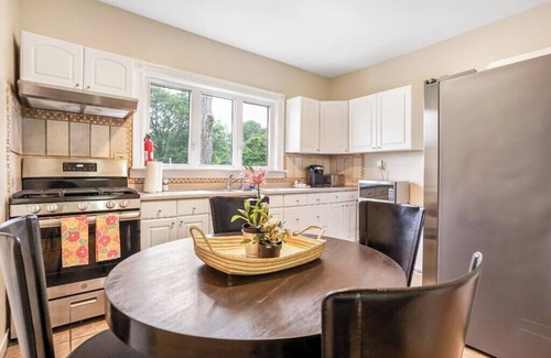 Lower Washington - Mount Hope House | Stylish Boston Getaway Near Arboretum & T Station!