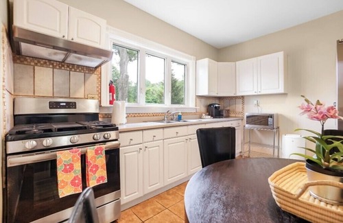 Lower Washington - Mount Hope House | Stylish Boston Getaway Near Arboretum & T Station!