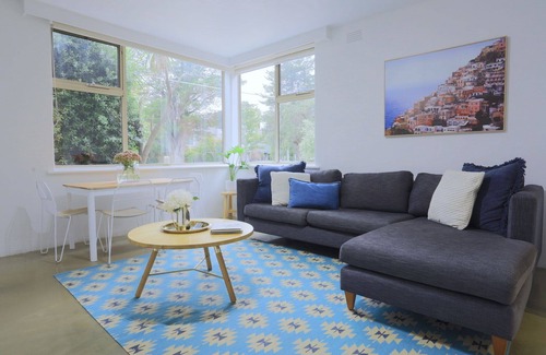 St Kilda West Apartment | Stylish Boutique Stay, meters from beach, restaurants, parks and tram