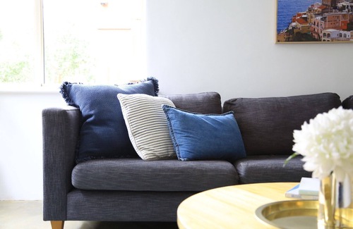 St Kilda West Apartment | Stylish Boutique Stay, meters from beach, restaurants, parks and tram