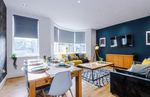Harrogate City Centre Apartment | Stylish Boutique Flat in Harrogate - Sleeps 16