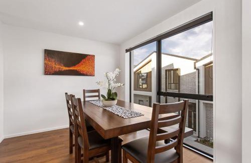 Addington Apartment | Stylish Brand New Sunny 3Bdrm 3Bth garage sleeps 6