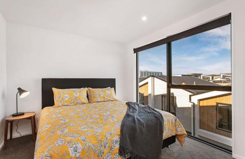 Addington Apartment | Stylish Brand New Sunny 3Bdrm 3Bth garage sleeps 6