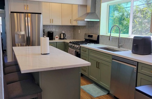South Wrigley House | Stylish bright 3 bedrooms Wrigley historical district
