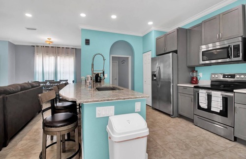 North Port House | Stylish & Bright, Mins to Downtown, Pool, Parking