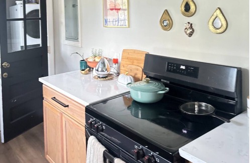Twickenham House | Stylish Bungalow in Savannah, King & Queen Bed + Office. 2 miles to Downtown.