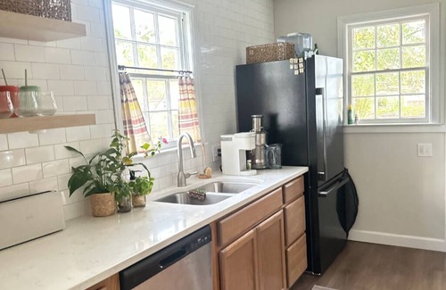 Twickenham House | Stylish Bungalow in Savannah, King & Queen Bed + Office. 2 miles to Downtown.