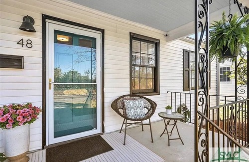 Twickenham House | Stylish Bungalow in Savannah, King & Queen Bed + Office. 2 miles to Downtown.