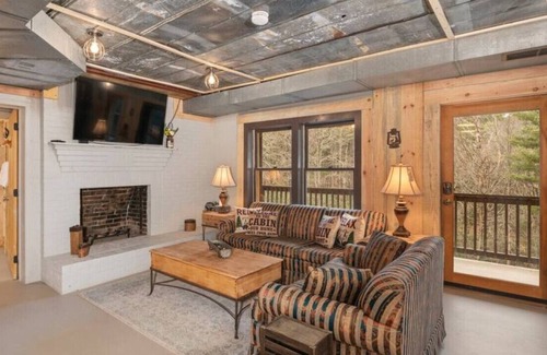 Newland Cabin | Stylish Cabin: Peaceful, Panoramas, Game room