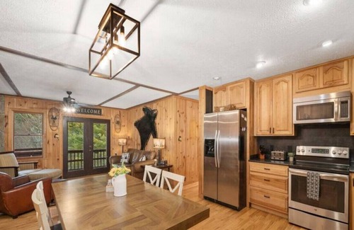 Newland Cabin | Stylish Cabin: Peaceful, Panoramas, Game room