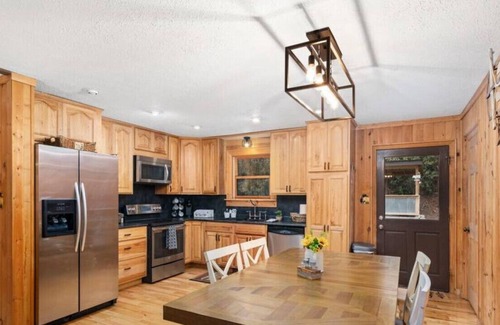 Newland Cabin | Stylish Cabin: Peaceful, Panoramas, Game room