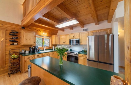 Strawberry Cabin | Stylish Cabin with Stunning Mountain/Forest Views