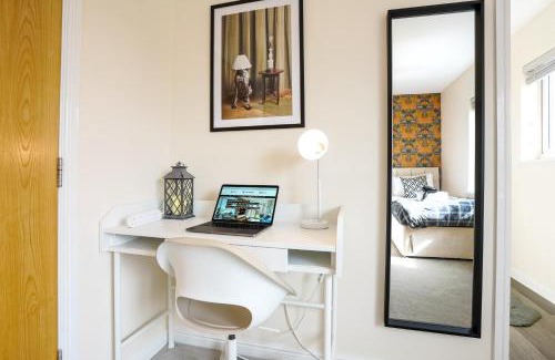 Northampton Apartment | Stylish Canal Side Apartment - City Centre - Free Parking, Balcony, Smart TV, Fast Wifi by Yoko Property