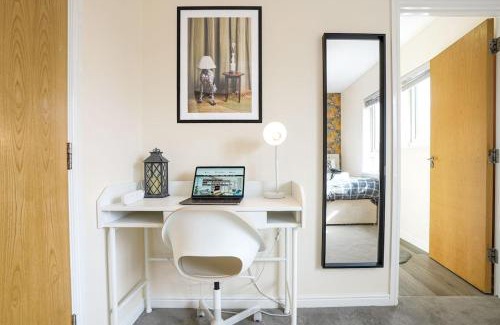 Northampton Apartment | Stylish Canal Side Apartment - City Centre - Free Parking, Balcony, Smart TV, Fast Wifi by Yoko Property