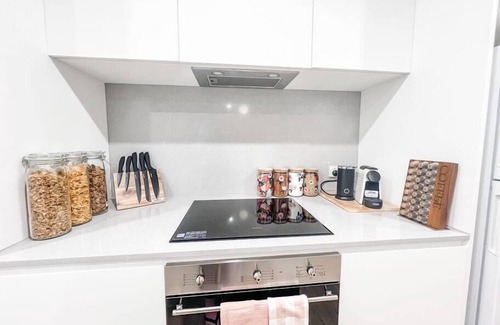 Reid Apartment | Stylish Canberra CBD Apartment Near Park