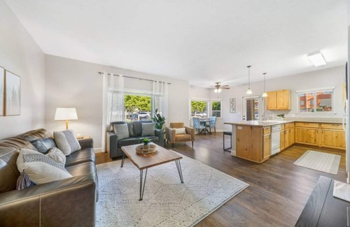 Coeur d'Alene Condo | Stylish CDA Condo – Pet Friendly + Near Everything