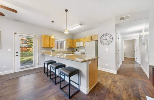 Coeur d'Alene Condo | Stylish CDA Condo – Pet Friendly + Near Everything