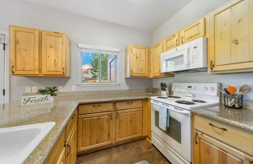 Coeur d'Alene Condo | Stylish CDA Condo – Pet Friendly + Near Everything