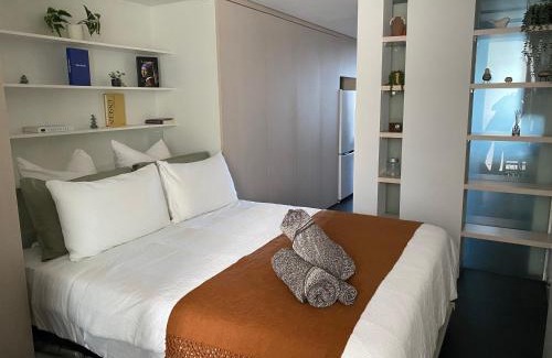 City West Apartment | Stylish Central Lake View Apartment - free parking