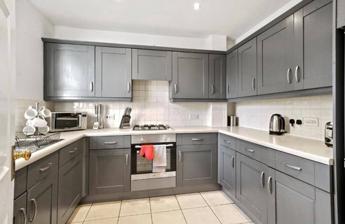 York House | Stylish Central York House Sleeps 10 - Parking