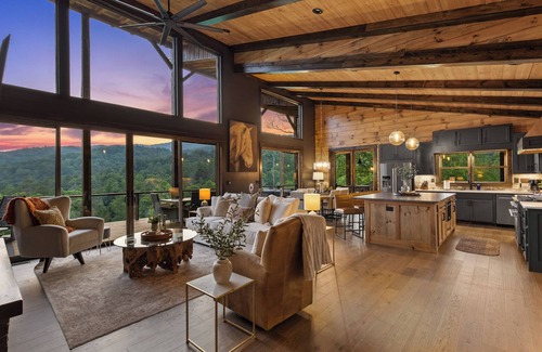 Raccoon Ridge Cabin | Stylish Charm, Comfort, Epic Views, HotTub, Games