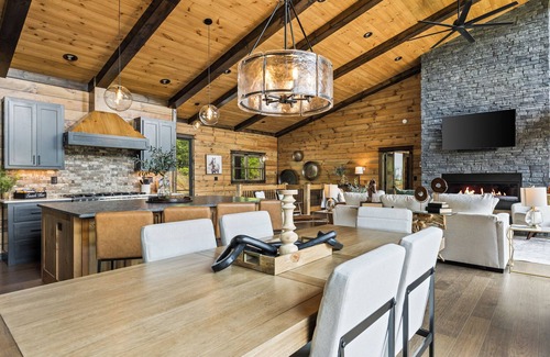 Raccoon Ridge Cabin | Stylish Charm, Comfort, Epic Views, HotTub, Games
