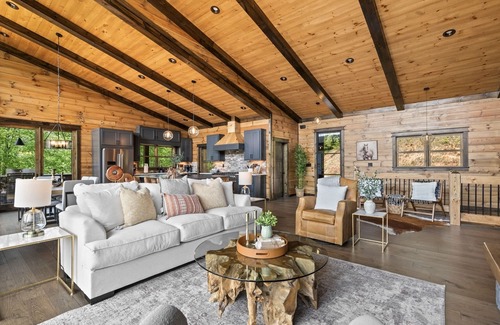 Raccoon Ridge Cabin | Stylish Charm, Comfort, Epic Views, HotTub, Games