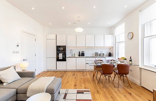 Redcliffe Apartment | Stylish Chelsea Escape with Private Outdoor Oasis!