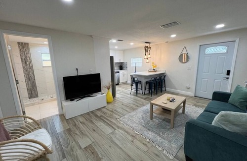 East Tampa House | Stylish Chic King Bed Ybor DT