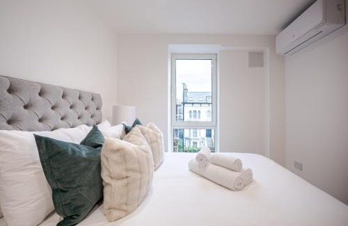 Turnham Green Apartment | Stylish Chiswick Flat with AC and Private Balcony