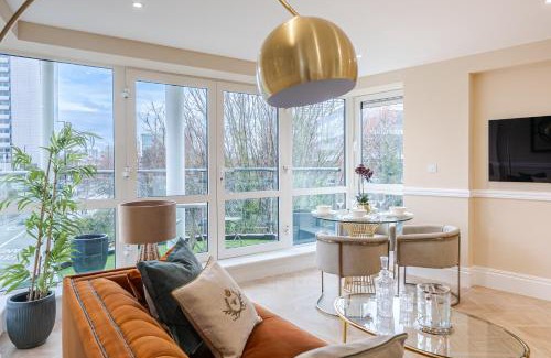 Turnham Green Apartment | Stylish Chiswick Flat with AC and Private Balcony