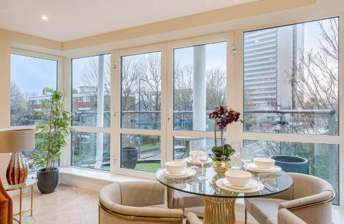Turnham Green Apartment | Stylish Chiswick Flat with AC and Private Balcony