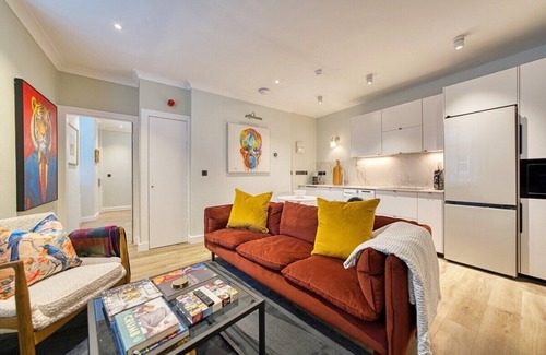 East End Apartment | Stylish city base w local charm