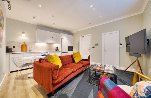 East End Apartment | Stylish city base w local charm