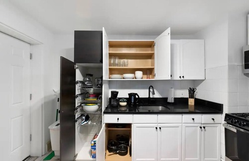 West Side Apartment | Stylish City Retreat-Mins to Manhattan via PATH