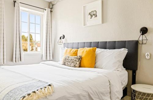 West Colfax Apartment | Stylish City Retreat - King Beds - Walk to Sloans Lake