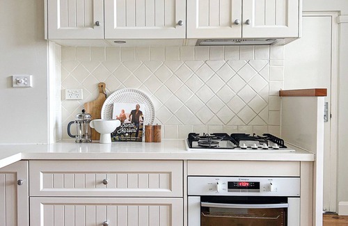 North Wollongong Apartment | Stylish coastal apartment w/2 car park, close to beach, parks, cafes, free bus.