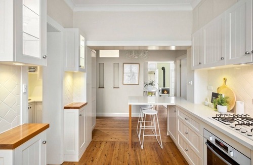 North Wollongong Apartment | Stylish coastal apartment w/2 car park, close to beach, parks, cafes, free bus.