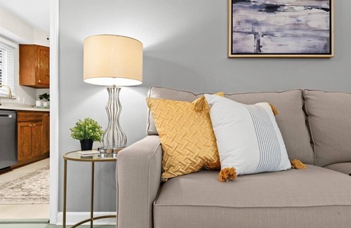 Plymouth House | Stylish, comfy 3 bed retreat steps from DTP