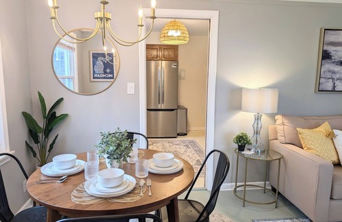 Plymouth House | Stylish, comfy 3 bed retreat steps from DTP