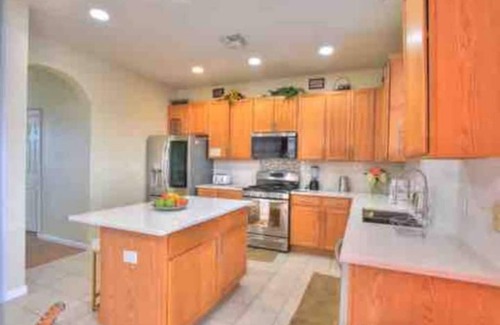 Trafalgar Village House | Stylish & Comfy ~ Mins to Disney ~ Pool ~ Hot Tub!