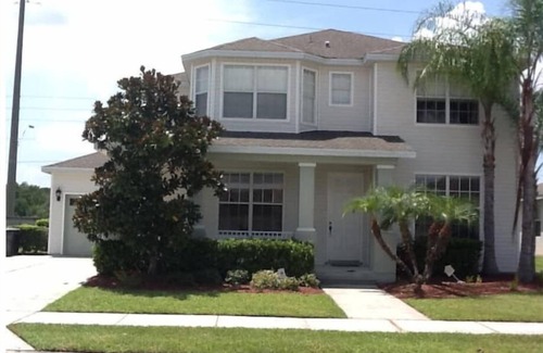 Trafalgar Village House | Stylish & Comfy ~ Mins to Disney ~ Pool ~ Hot Tub!