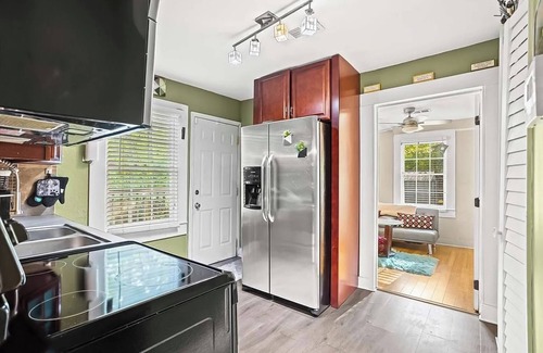 Pittsburgh House | Stylish & Comfy Retreat: 5-star Central Location - Backyard - BBQ - Free Parking