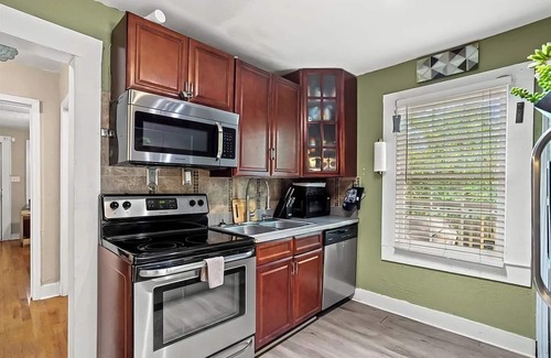 Pittsburgh House | Stylish & Comfy Retreat: 5-star Central Location - Backyard - BBQ - Free Parking