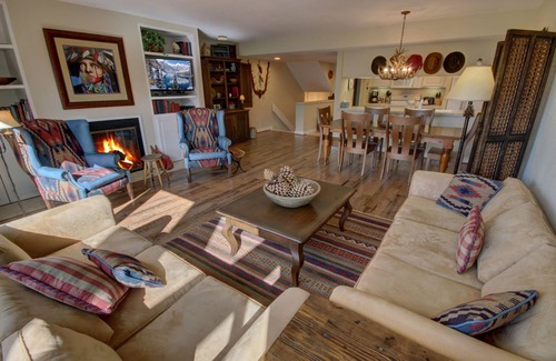 Keystone Condo | Stylish Condo Fully Equipped Kitchen, Fireplace