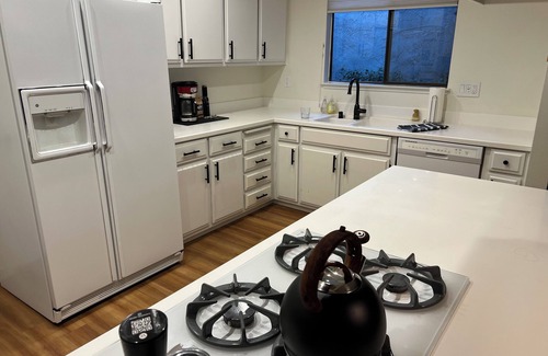 St. Helena Condo | Stylish Condo Steps from St. Helena Wineries & Downtown
