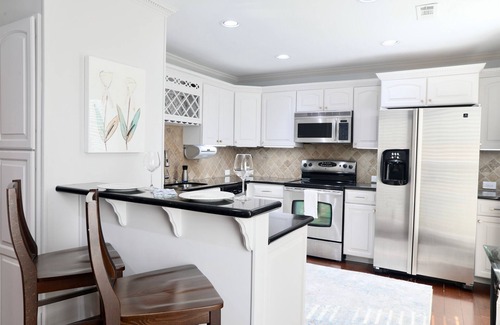 Oxford House | Stylish Condo, Walk to Square - Squares Lil East