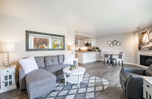 Birch Bay Condo | Stylish Condo with Beautiful Hot Tub - 103