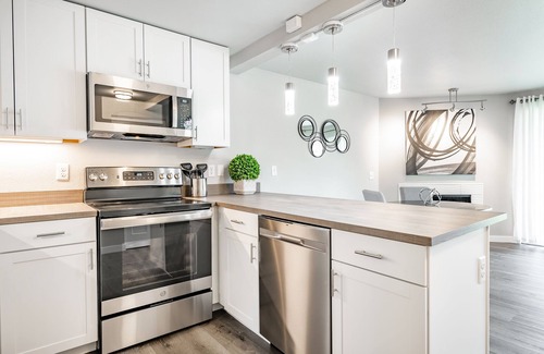 Birch Bay Condo | Stylish Condo with Beautiful Hot Tub - 103