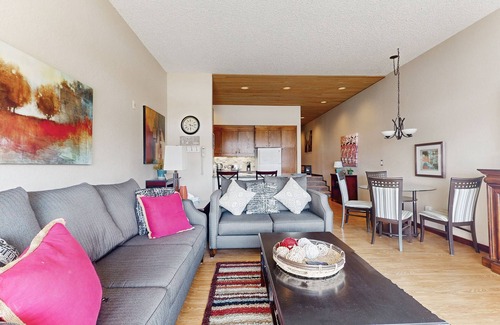 Chelan Condo | Stylish Condo with Shared Hot Tub, Pool & Lakefront Access